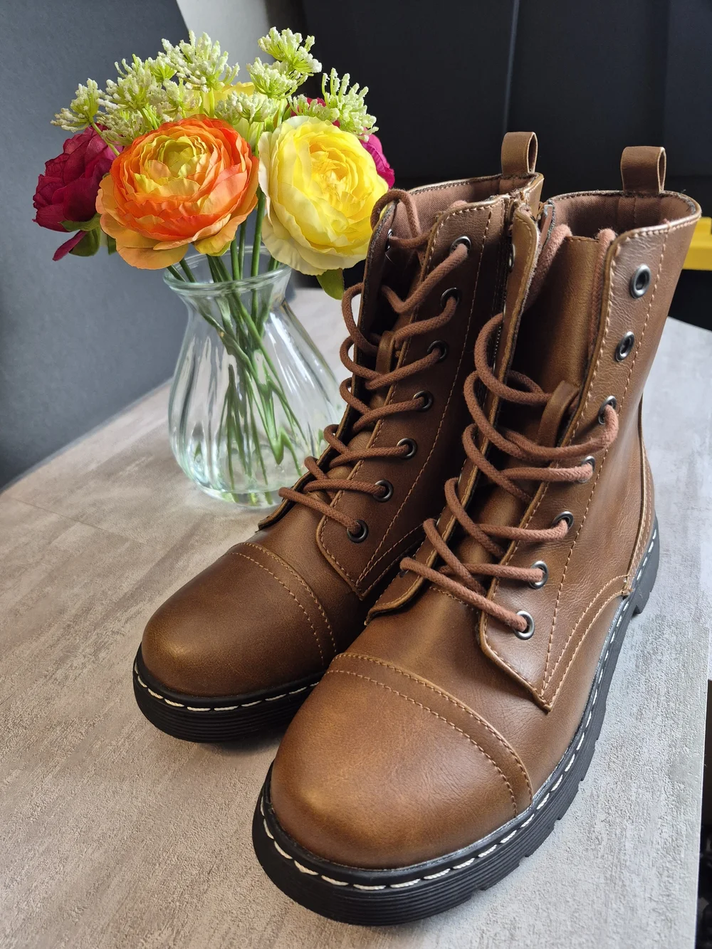 Arizona Womens Combat Wome Brown Lace-Up Combat Boots. Size 6
